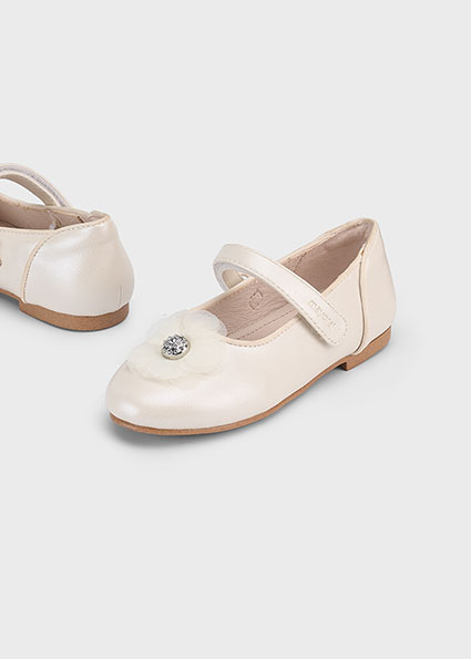 Mayoral Λευκή μπαλαρίνα με λουλούδι και μπαρέτα για κορίτσι Mayoral Λευκή μπαλαρίνα με λουλούδι και μπαρέτα για κορίτσι