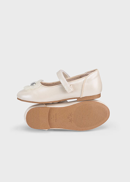 Mayoral Λευκή μπαλαρίνα με λουλούδι και μπαρέτα για κορίτσι Mayoral Λευκή μπαλαρίνα με λουλούδι και μπαρέτα για κορίτσι