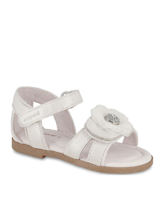 Mayoral Λευκό Πέδιλο με λουλούδι για κορίτσι Mayoral Λευκό Πέδιλο με λουλούδι για κορίτσι