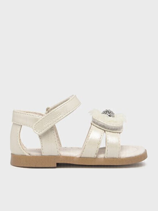 Mayoral Λευκό Πέδιλο με λουλούδι για κορίτσι Mayoral Λευκό Πέδιλο με λουλούδι για κορίτσι