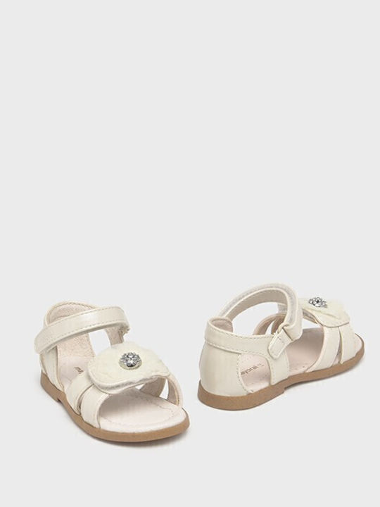 Mayoral Λευκό Πέδιλο με λουλούδι για κορίτσι Mayoral Λευκό Πέδιλο με λουλούδι για κορίτσι